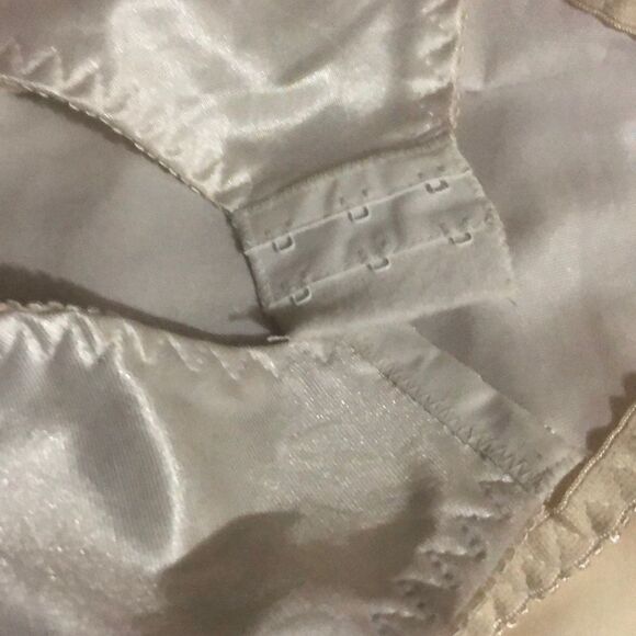 Elegant Cream Shapewear Bodysuit - Picture 4 of 5